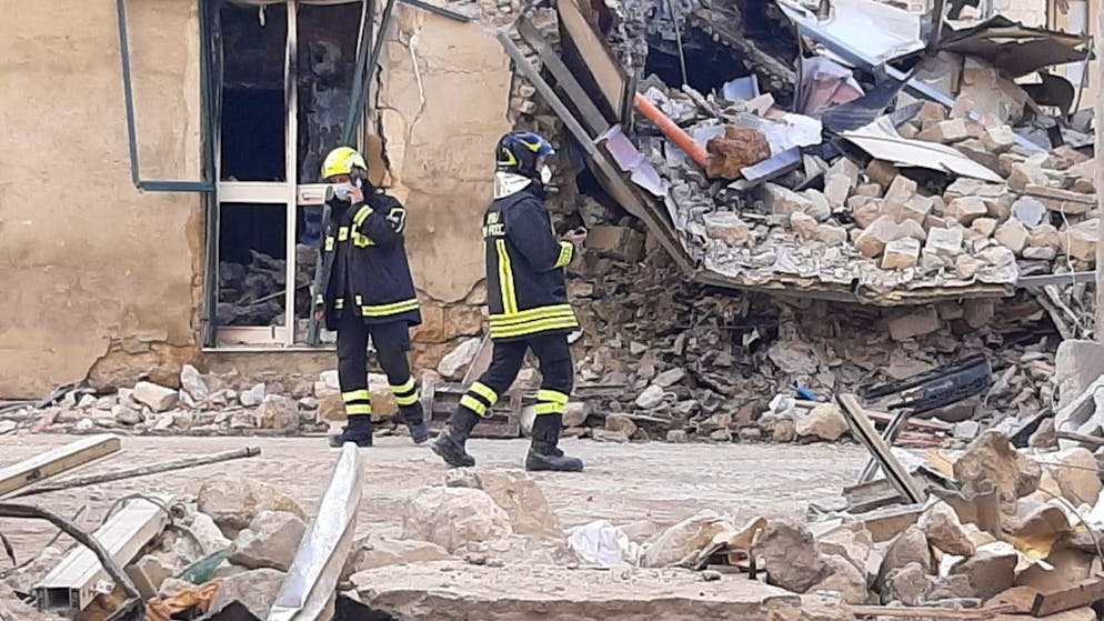 Vigili del fuoco sul luogo dell'esplosione a Ravanusa, in Sicilia.