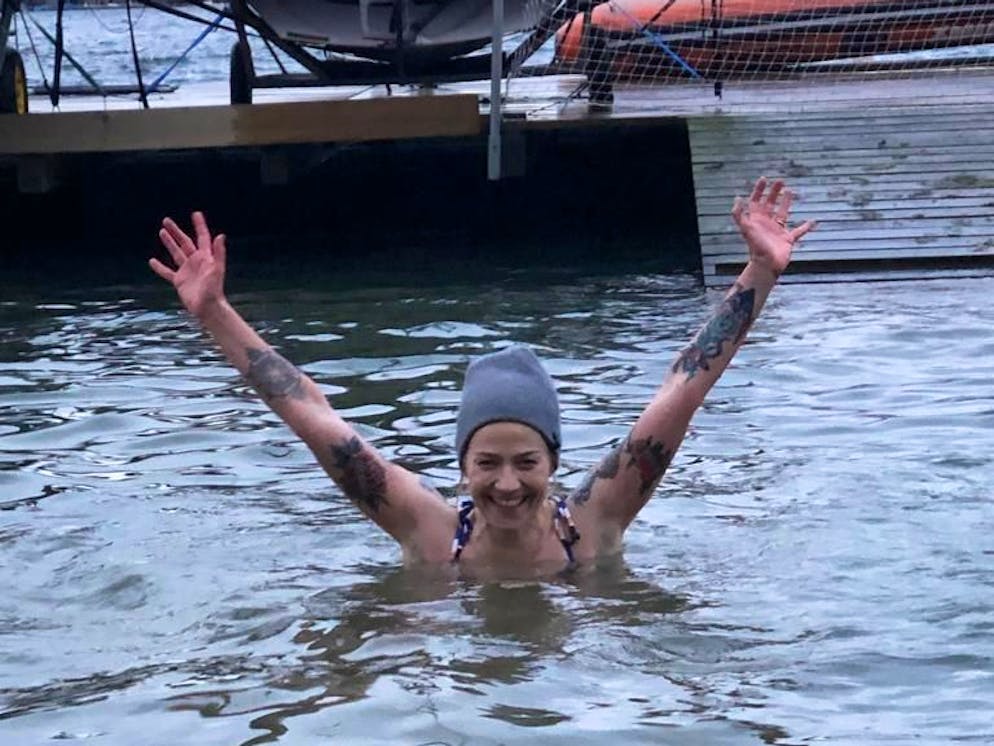 «Einaaaaaaaatmen! Aaaaaaaaausatmen! Noch dreimal atmen, dann wird es angenehm!»: Die Kolumnistin badet im eiskalten Zürichsee.