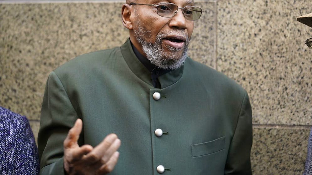 Uno dei due uomini incarcerati erroneamente per l'assassinio nel 1965 del leader dei diritti civili Malcom X ha fatto causa allo Stato di New York chiedendo almeno 20 milioni di danni.
