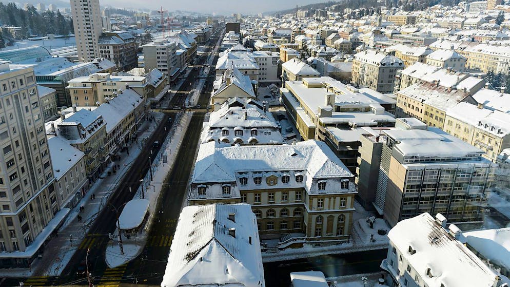 L'initiative pour une juste répartition de la compensation des charges excessives dues à des
facteurs géotopographiques promet encore de vives discussions dans le canton de Neuchâtel, ici La Chaux-de-Fonds (archives).