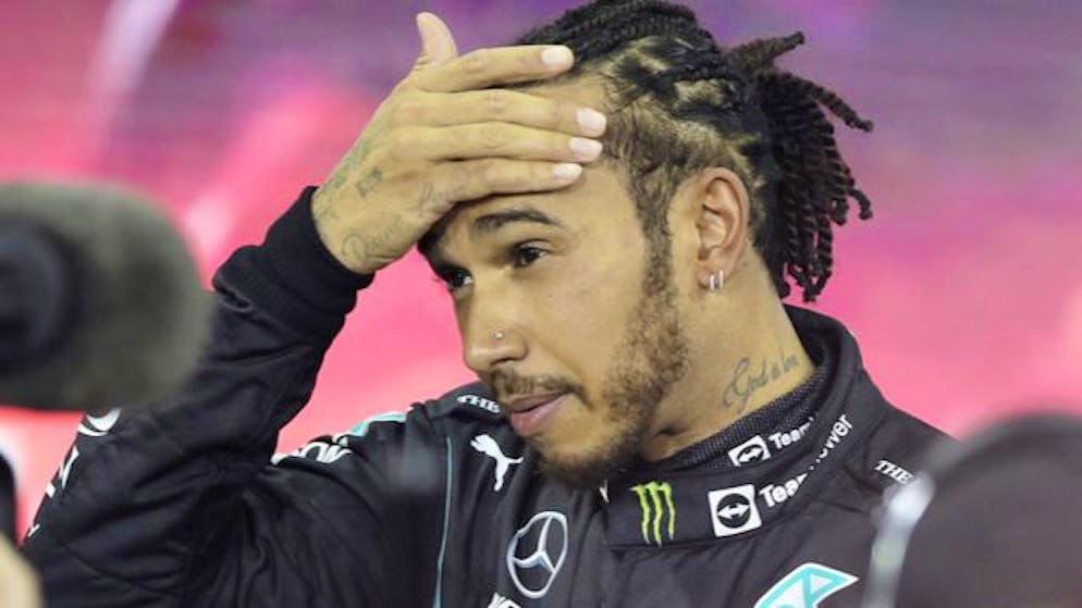 Dem entthronten Weltmeister Lewis Hamilton ist die Enttäuschung in Abu Dhabi ins Gesicht geschrieben.
