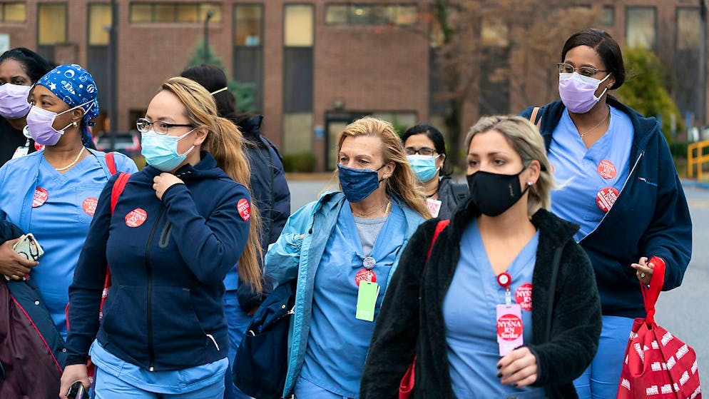 Via libera al vaccino obbligatorio per il personale di cura a New York