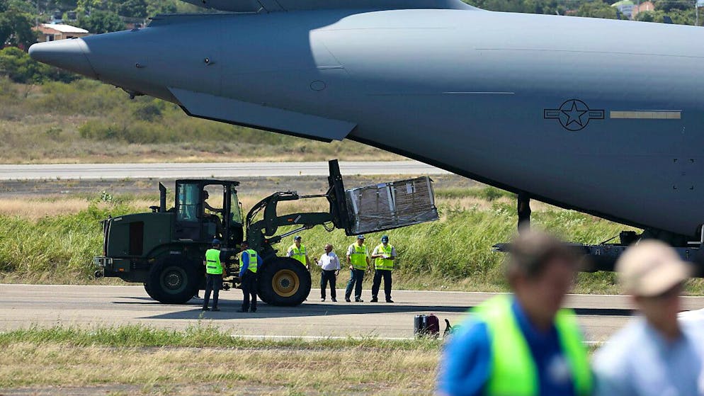 Almeno tre persone sono morte oggi, tra cui due agenti di polizia, per l'esplosione di due ordigni nella zona dell'aeroporto Camilo Daza di Cúcuta (Colombia nord-orientale), al confine con il Venezuela.
