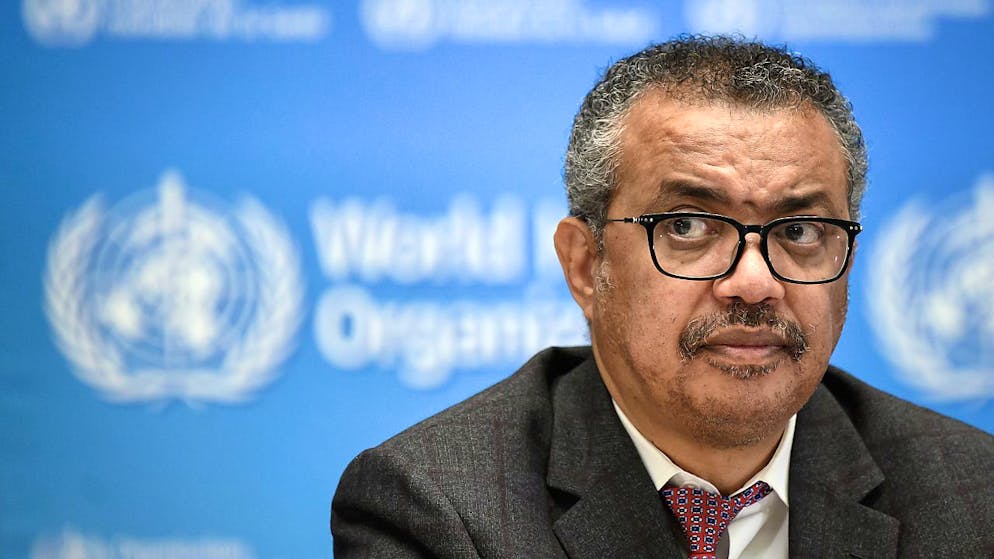 Il direttore generale dell'Oms Tedros Adhanom Ghebreyesus è preoccupato che "i Paesi e le popolazioni stiano liquidando la variante Omicron come blanda. In passato abbiamo imparato che sottovalutare questo virus è a nostro rischio e pericolo".