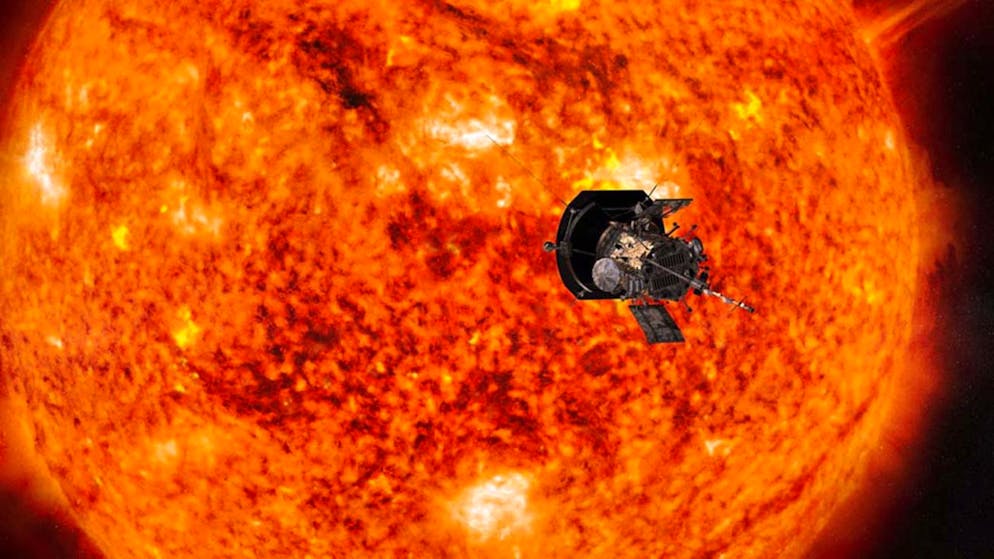 Toccare il Sole per raccoglierne qualche "raggio": è l'incredibile traguardo raggiunto dalla sonda Parker Solar Probe della Nasa che ha volato attraverso la parte più esterna dell'atmosfera del Sole, la corona.