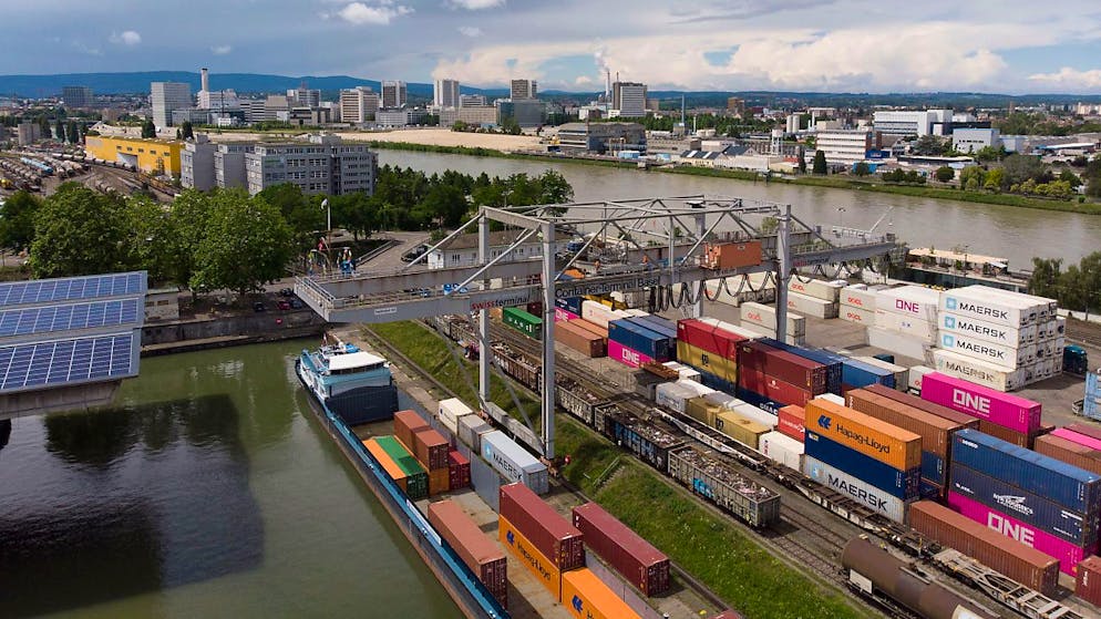 Transbordement de containers depuis des trains de marchandises sur des bateaux dans le port de Bâle. (archives)