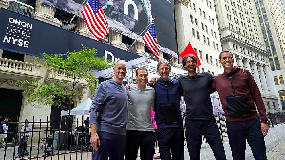 Les dirigeants du fabricant de chaussures suisse On devant la bourse de New York à l'occasion de l'entrée en Bourse de la société le 15 septembre 2021. (archives)