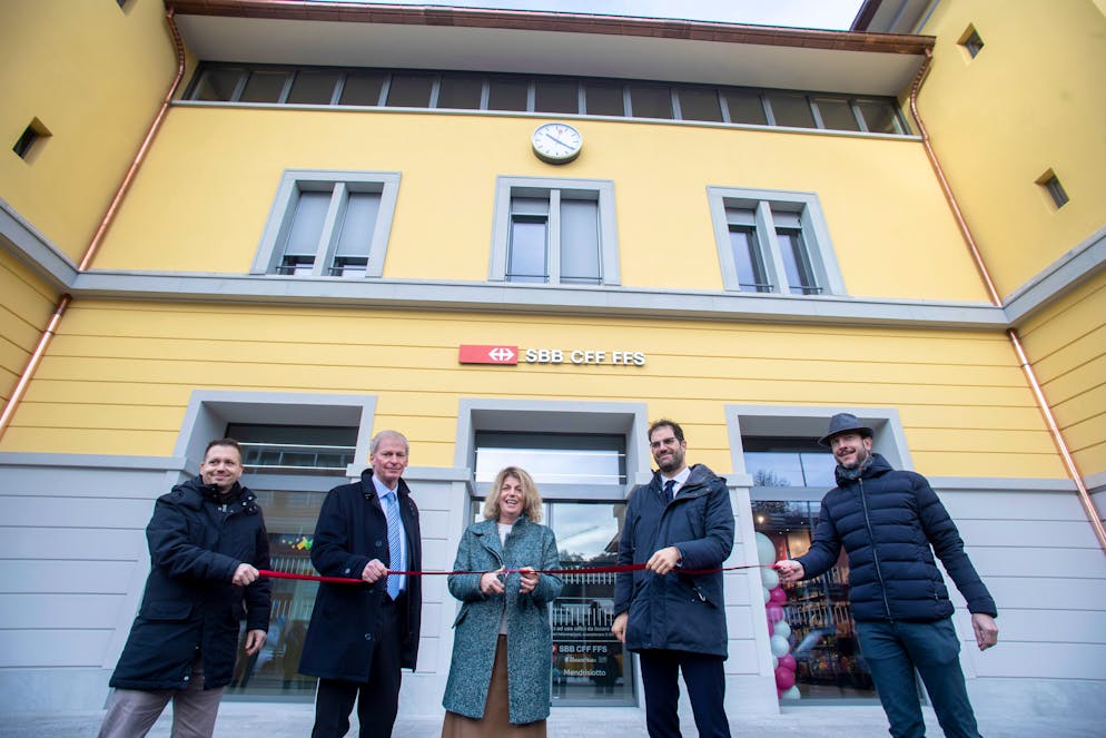 Nella foto il taglio ufficiale del nastro: al centro la direttrice FFS - Regione Sud, Roberta Cattaneo con il sindaco di Mendrisio Samuele Cavadini (a destra) e il consigliere di Stato Claudio Zali (a sinistra)