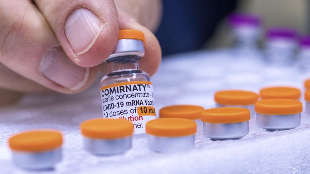 Da gennaio disponibile anche Svizzera: una fiala con il vaccino "pediatrico" di Pfizer/BioNTech somministrato da ieri in Germania. (foto del 13 dicembre 2021)