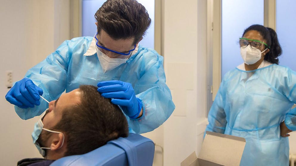L'école primaire des Bourdines, à Meyrin (GE), est en quarantaine, suite à l'identification d'un cas hautement probable du variant Omicron. En tout, 300 élèves et une dizaine d'adultes ainsi que leurs familles doivent se soumettre à un test PCR (archives).
