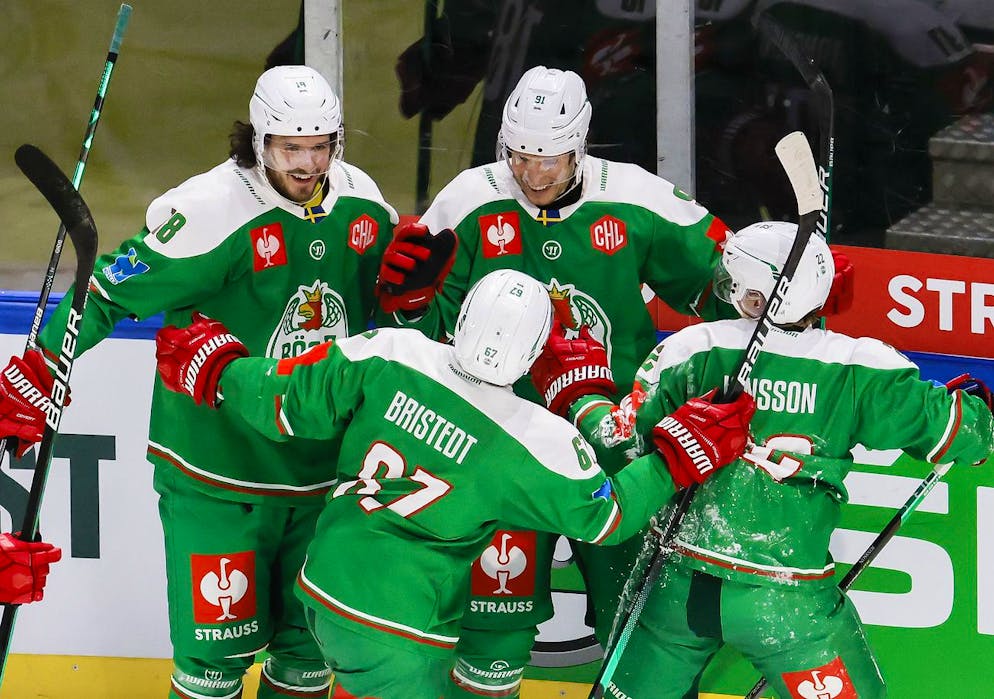 Roegle BK's Samuel Jonsson, right, is celebrated by teammates after scoring his team's the 4th goal during the Champions Hockey League match between Switzerland's ZSC Lions and Sweden's Rogle BK Angelholm at the Hallenstadion Zurich, Switzerland, on Tuesday, November 16, 2021. (KEYSTONE/Michael Buholzer)