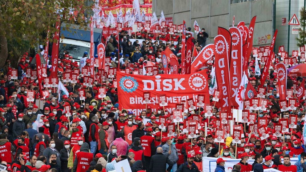 Plus de 5000 personnes ont manifesté dimanche à Istanbul contre l'inflation et la baisse du pouvoir d'achat, premier grand rassemblement en raison des turbulences traversées par l'économie turque depuis des semaines.