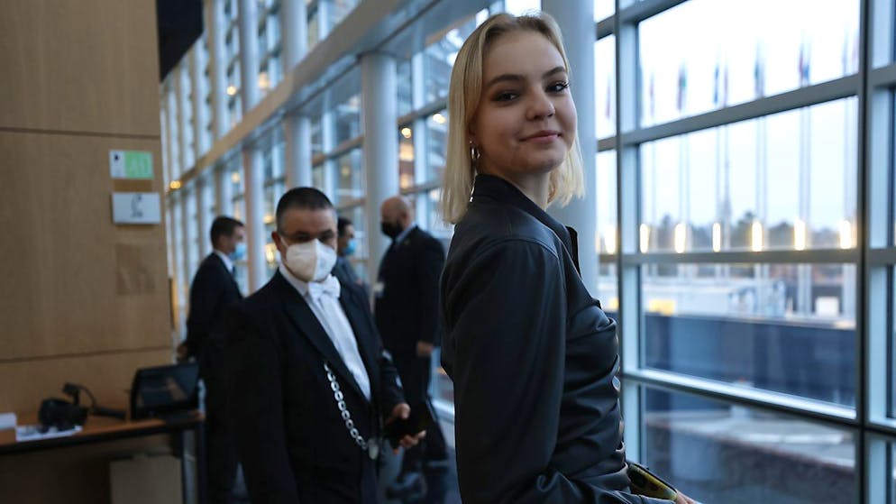 Daria Navalnaya, figlia dell'oppositore russo incarcarato Alexei Navalny, arriva al Parlamento europeo di Strasburgo per ritirare il Premio Sacharov 2021 destinato al padre.