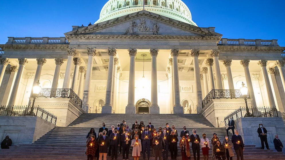Il minuto di silenzio dei leader democratici e repubblicani al senato e alla camera per gli 800'000 di Covid negli Usa.