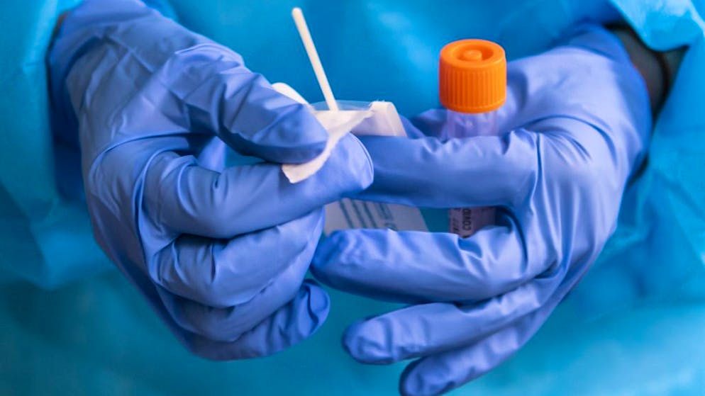 Das Gesundheitspersonal im Kanton Bern muss sich regelmässig testen lassen, sofern es über kein gültiges Covid-Zertifikat verfügt. (Symbolbild)