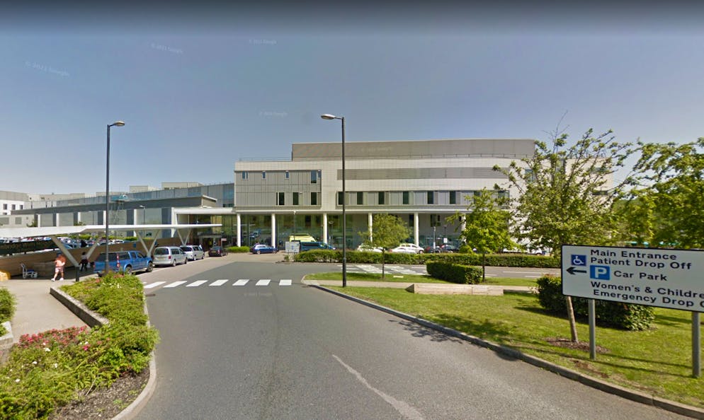 Les faits se sont produits dans deux morgues de l'hôpital de Tunbridge Wells, dans le Kent.