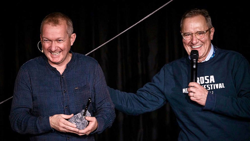 Simon Enzler è stato premiato all'Humorfestival di Arosa con la prestigiosa "Humorfüller", la "Stilografica dell'umorismo".