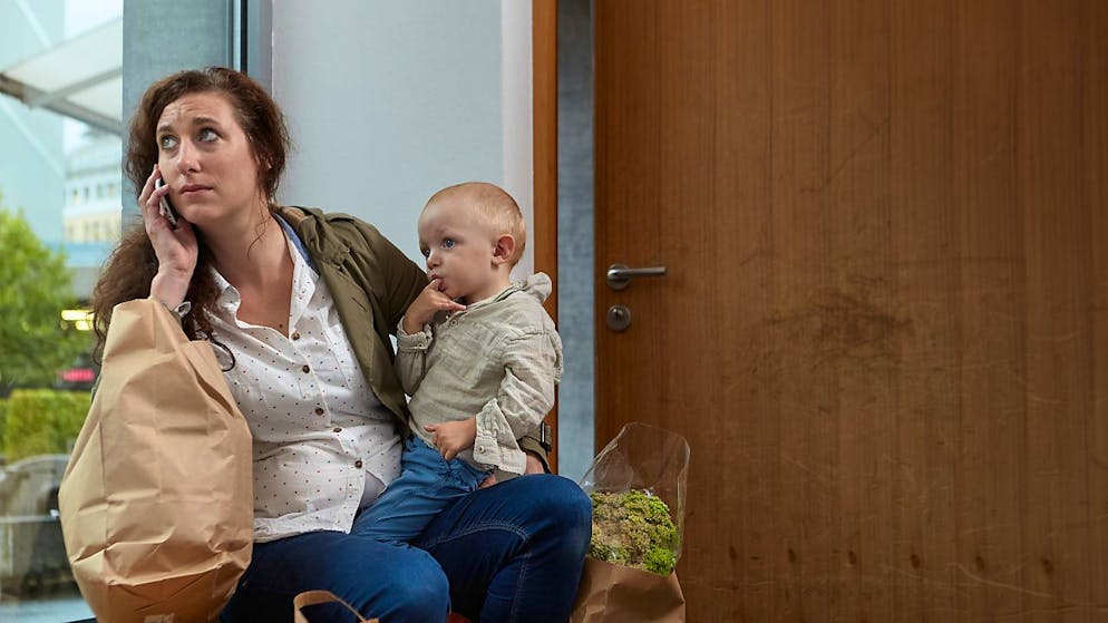 Una nuova ricerca ha stabilito che l'interazione tra madre e bambino si riduce di 4 volte se la prima sta usando il cellulare (foto simbolica)