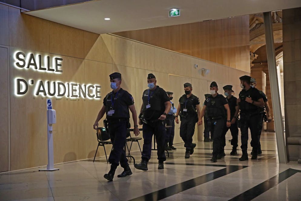 Onze hommes – essentiellement des complices présumés, et un membre du commando jihadistes – comparaissent depuis plusieurs mois dans le procès des attentats dits du 13 novembre, survenus en 2015 à Paris et au Stade de France (au nord de la capitale)