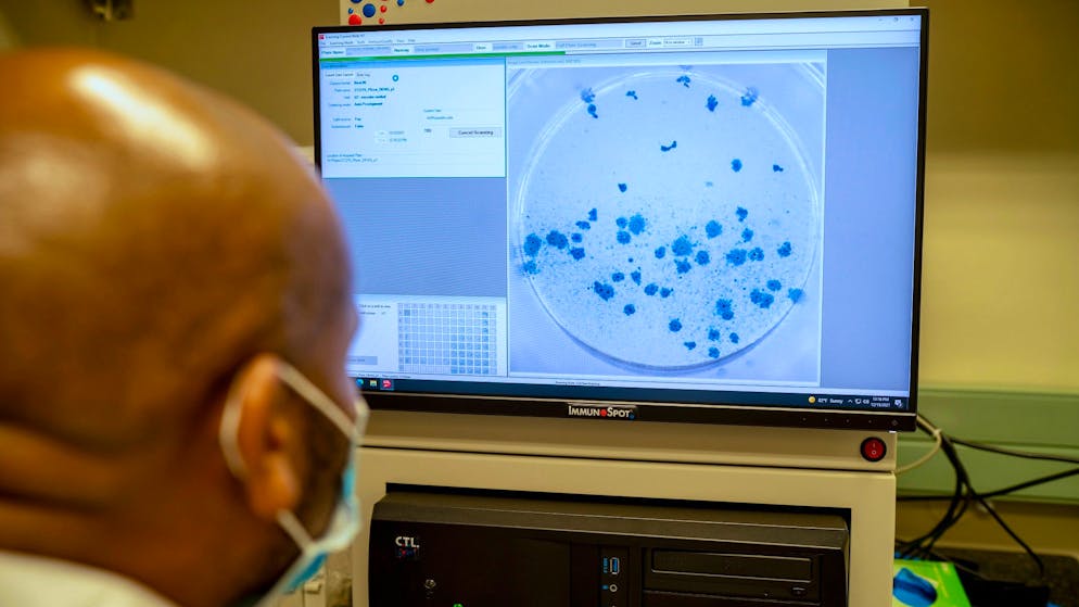 Ein südafrikanischer Wissenschaftler untersucht die Omikron-Variante.