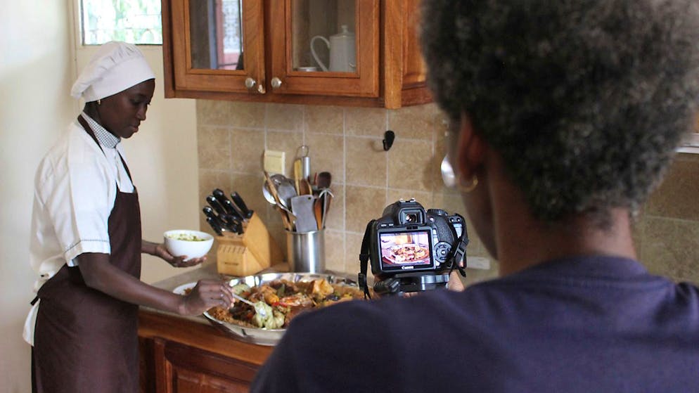 Uno chef intento a preparare il piatto tradizionale del Senegal, il 'thiebou dieune' (foto d'archivio)