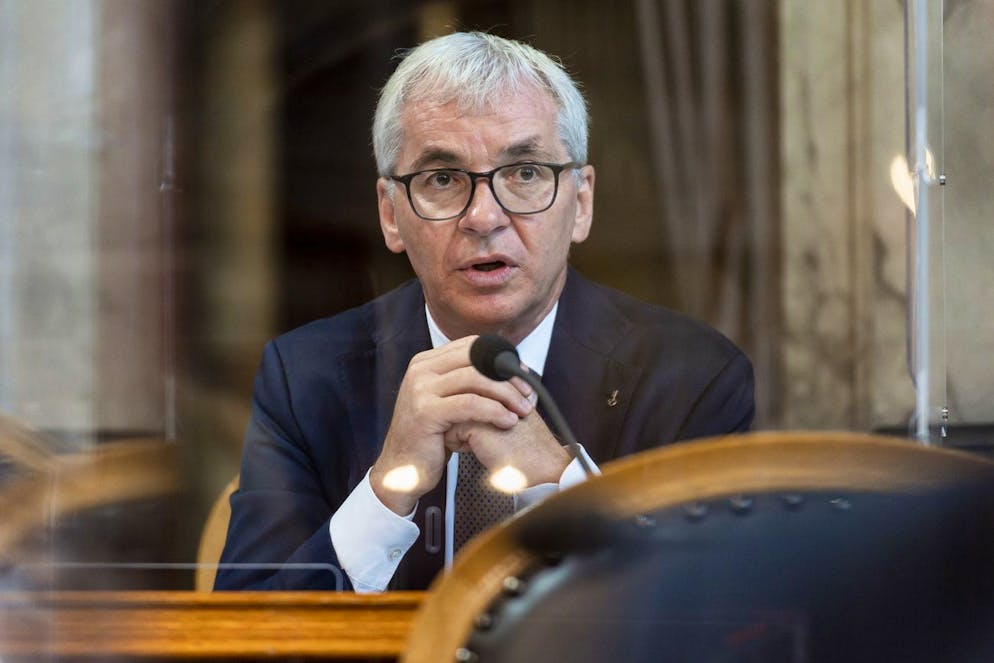 Wie können die Krankenkassen-Kosten gesenkt werden?. Erich Ettlin, Mitte-Ständerat aus dem Kanton Obwalden, glaubt, dass es für das Freiburger Modell gar keine Gesetzesänderung braucht.