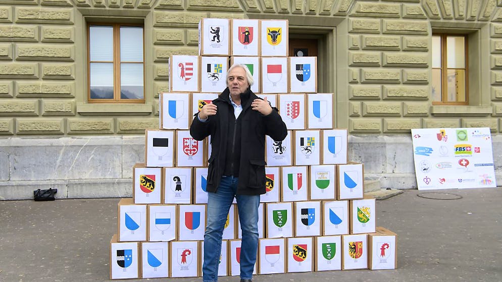 Richard Koller, presidente del Movimento svizzero per la libertà, promotore dell'iniziativa, ritratto oggi davanti alle oltre 125'000 firme.
