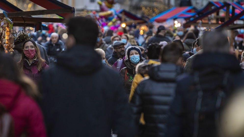 Due to the spreading corona infection, it is mandatory to wear a mask and special hygiene measures on Sunday, December 12, 2021 at the Christmas market in Belinson.  (KEYSTONE / Ti-Press / Samuel Golay)