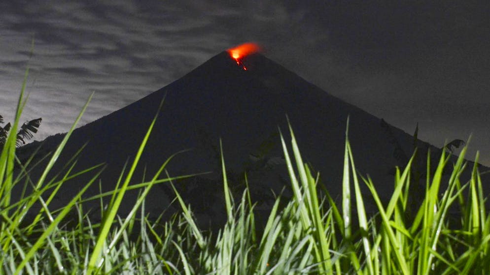 Les villageois vivant dans l'ombre du volcan ont fui par dizaines à l'approche du nuage de cendres haut de 1,5 km, emportant ce qu'ils pouvaient.