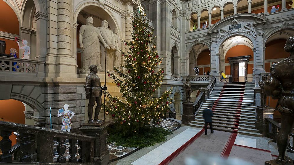 Interno di Palazzo federale con l'immancabile albero di Natale, presenza fissa durante la sessione invernale del parlamento.