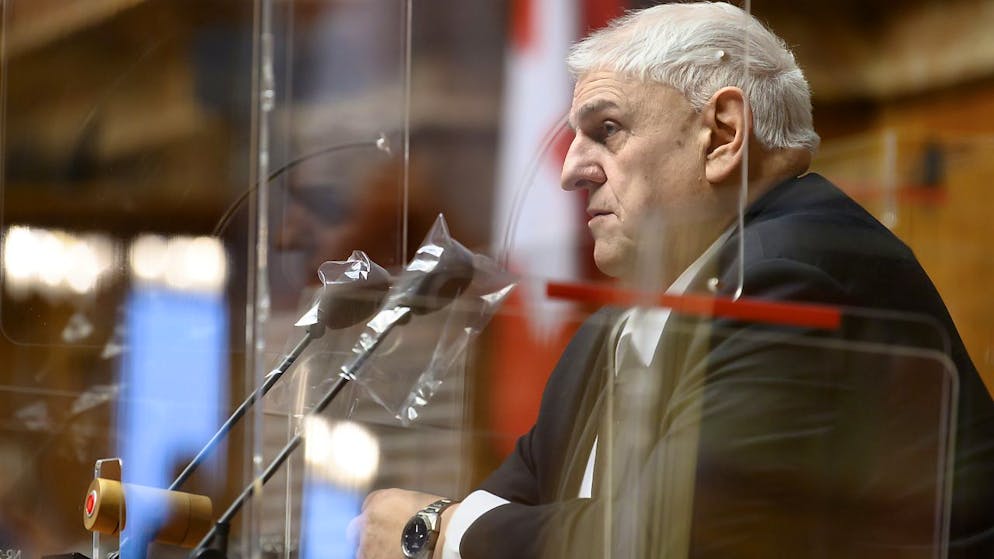 Daniel Brélaz (Verdi/VD) ha spiegato al plenum il risultato della Conferenza di conciliazione, che ha sostenuto la proposta dei "senatori". Era l'ultima volta che si esprimeva a nome della commissione durante l'esame del preventivo della Confederazione. L'ecologista vodese lascerà il Parlamento
