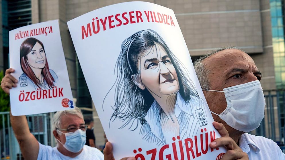 Una protesta contro la detenzione di alcune giornaliste in Turchia.