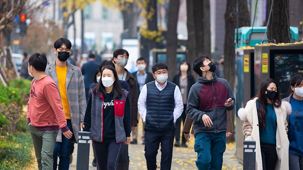 Torna la paura del Covid per le strade di Seul e del resto della Corea del Sud.