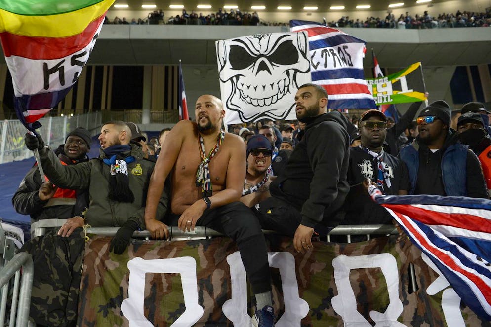 epa09569144 PSG's fans during the League 1 soccer match between Girondins Bordeaux and Paris Saint-Germain (PSG) in Bordeaux, France, 06 Novembre 2021. EPA/CAROLINE BLUMBERG