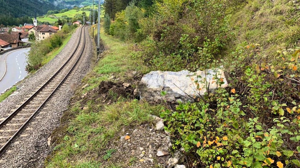 A Surava (GR) serve proteggere la strada e la ferrovia dalla caduta di massi.