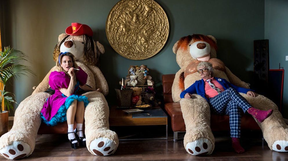 Diese Udo-Lindenberg-Mythen sind wahr. Prominent besetzte Nebenrollen: Kiez-Urgestein Einstein (Detlev Buck) und seine Muse Uschi (Jana Pallaske) geben Hinweise, die zur Lösung des Falles beitragen könnten.