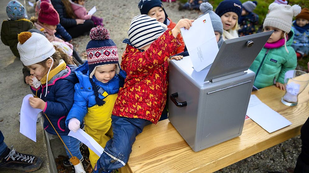 Selon le projet du Grand Conseil valaisan, toutes les familles du canton recevront pour chaque enfant une allocation de 30 francs supplémentaire - le montant passe de 275 à 305 francs. L'initiative déposée par les syndicats demandait une augmentation de 40 francs (image symbolique).