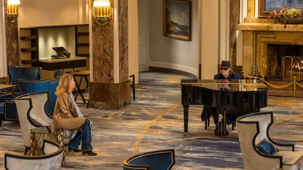 Diese Udo-Lindenberg-Mythen sind wahr. Spontanes Lobby-Konzert? Charlotte Lindholm (Maria Furtwängler) hört Udo Lindenberg am Flügel des Hotels Atlantic zu.