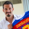 Der neue Chiasso-Spieler Gianluca Zambrotta posiert mit seinem neuen Trikot, am Freitag, 19. Juli 2013, in Chiasso. Der italienische Weltmeister von 2006 erhaelt beim Challenge-League-Verein einen Einjahresvertrag mit Option auf eine weitere Saison. (KEYSTONE/Ti-Press/Gabriele Putzu)