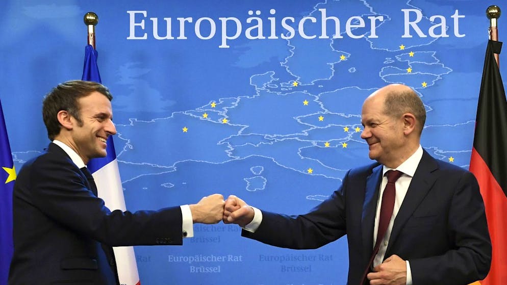 Il cancelliere tedesco Olaf Scholz (a destra), al suo debutto a un vertice europeo, pur essendosi presentato in conferenza stampa al fianco del presidente francese Emmanuel Macron, ha ammesso che tra i due Paesi ci sono posizioni divergenti.