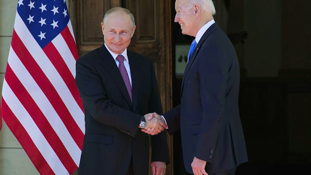 Tentativi di distensione avevano trovato una scena particolare lo scorso giugno a Ginevra, in occasione dell'incontro tra i presidenti russo Vladimir Putin (a sinistra) e statunitense Joe Biden.