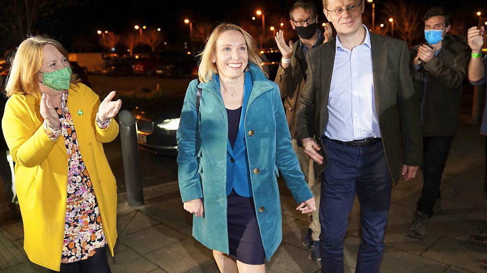 La candidata liberaldemocratica Helen Morgan (al centro) ha vinto con il 47% dei consensi e quasi 6000 voti di vantaggio sul candidato conservatore.