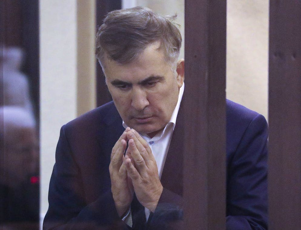 Fin novembre, au moment de sa comparution devant un tribunal de la capitale Tbilissi, il avait lui-même dénoncé les tortures psychologiques subies en détention.