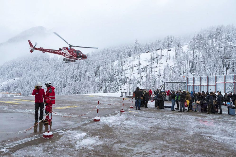 Des touristes prenant l'hélicoptère à Zermatt. (image d'illustration)