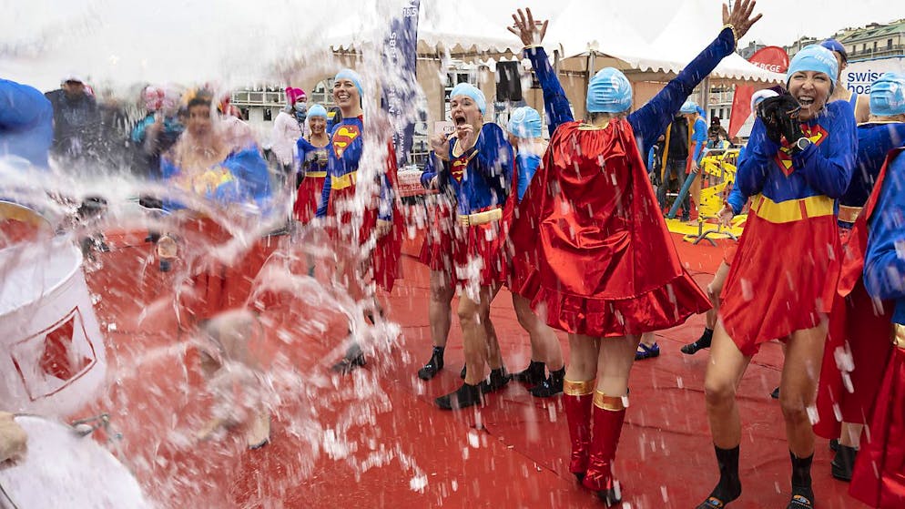 Les participants se motivent et s'encouragent avant de plonger dans le grand bain.