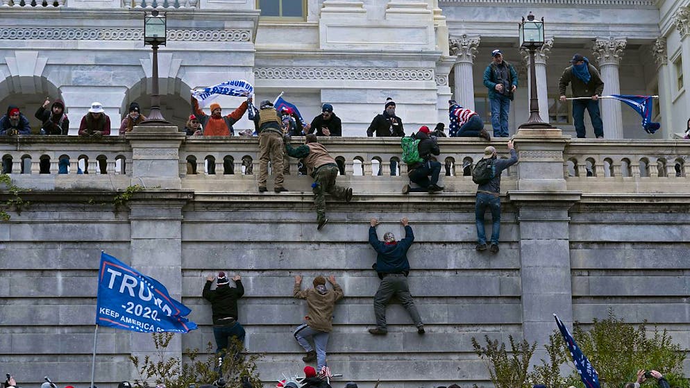 L'homme avait été vu en train de lancer des planches, un extincteur et d'autres objets sur la police près du Capitole (archives).