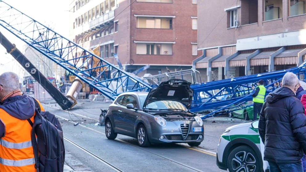 Parti della gru crollata su un palazzo oggi a Torino.