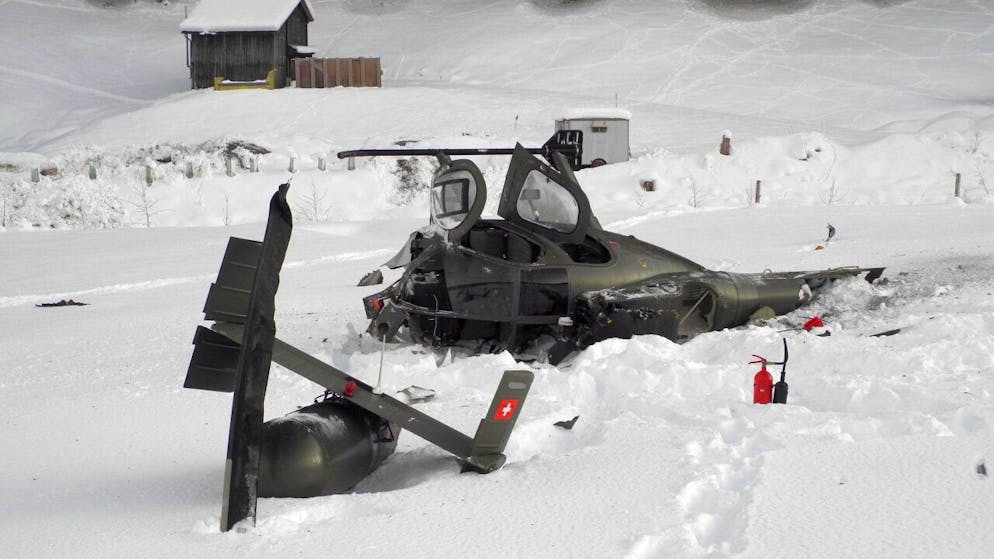 L'elicottero distrutto nel campo ricoperto di neve di Unteriberg.