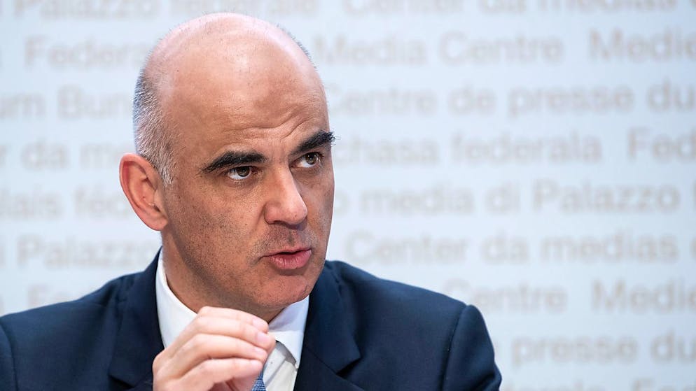 Il ministro della sanità Alain Berset durante la conferenza stampa di ieri: i media sono generalmente comprensivi con le decisioni prese dal governo, ma non tutti sono convinti.