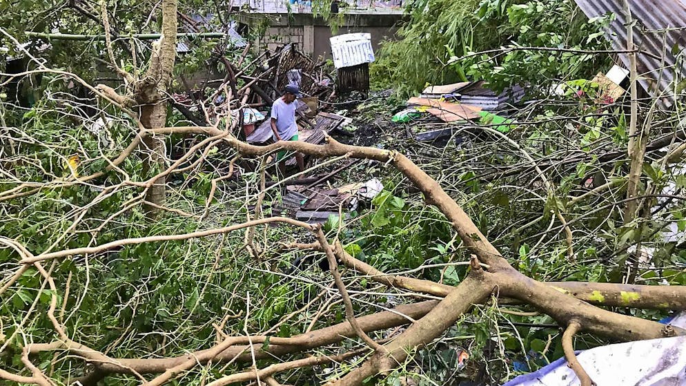 Rai était qualifié de "super-typhon" lorsqu'il a touché terre jeudi les Philippines, accompagné de vents de 195 km/h. Vendredi, la vitesse du vent s'était abaissée à 155 km/h.
